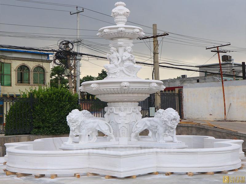 Fontana di acqua della statua della figura