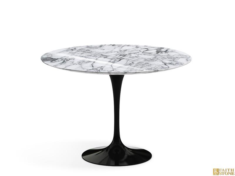 Tavolo da pranzo con piano in marmo e base in metallo