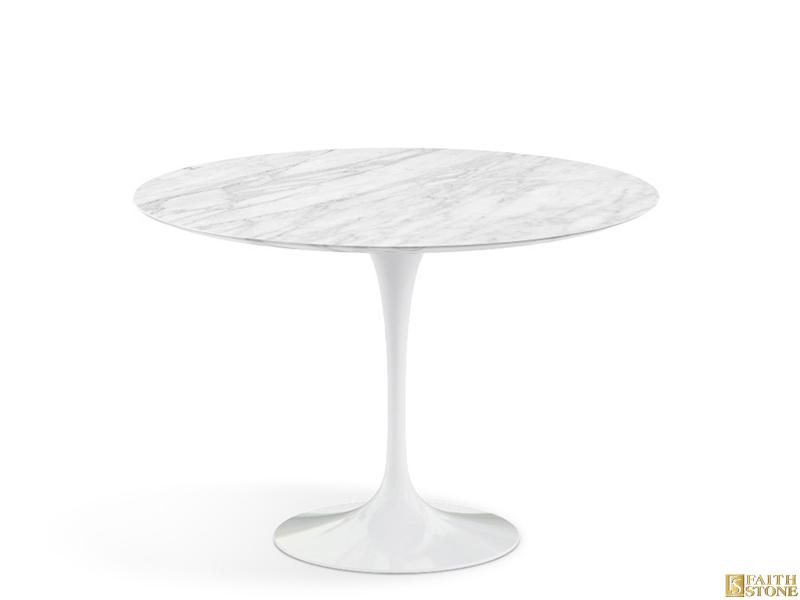 Tavolo da pranzo con piano in marmo e base in metallo