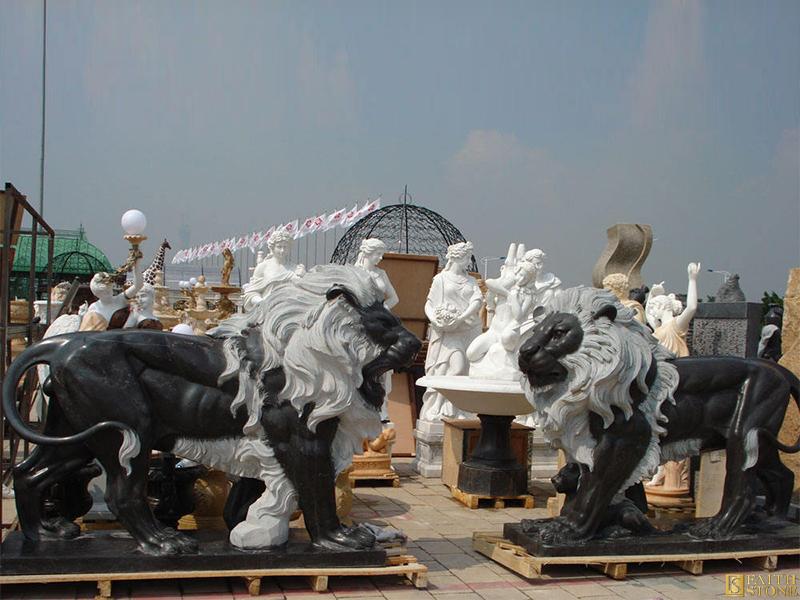 Statue di leoni in marmo