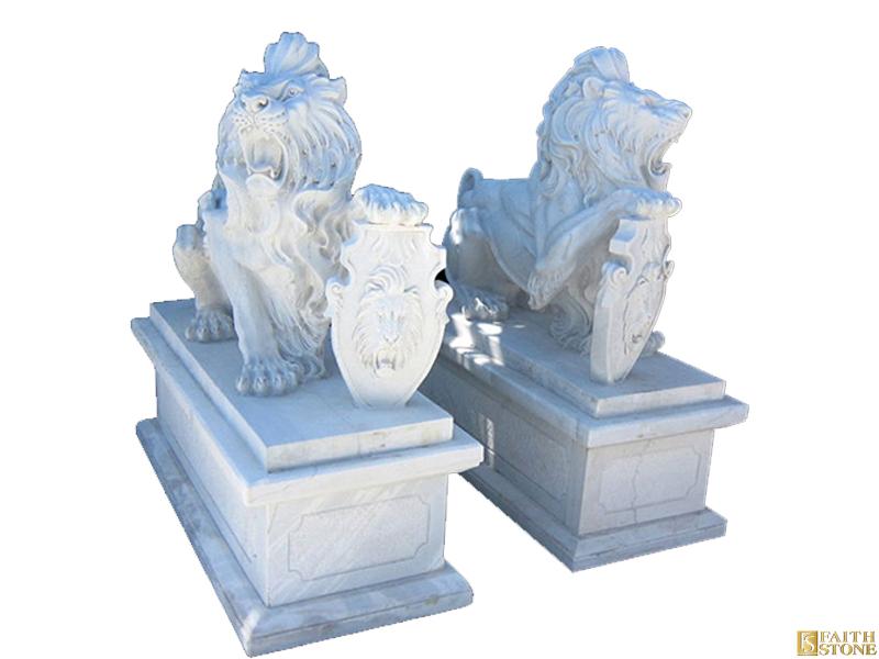 Statue di leoni in marmo