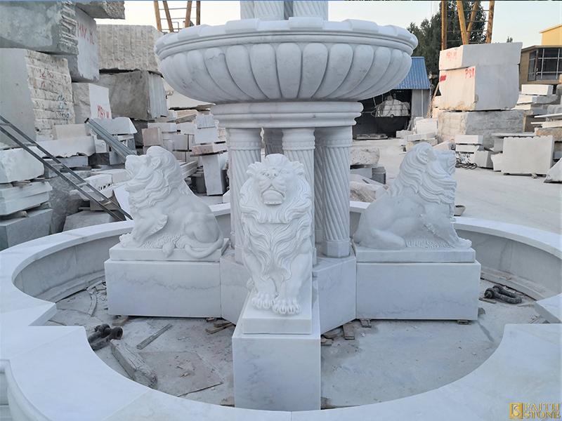Fontana in marmo con statua del leone